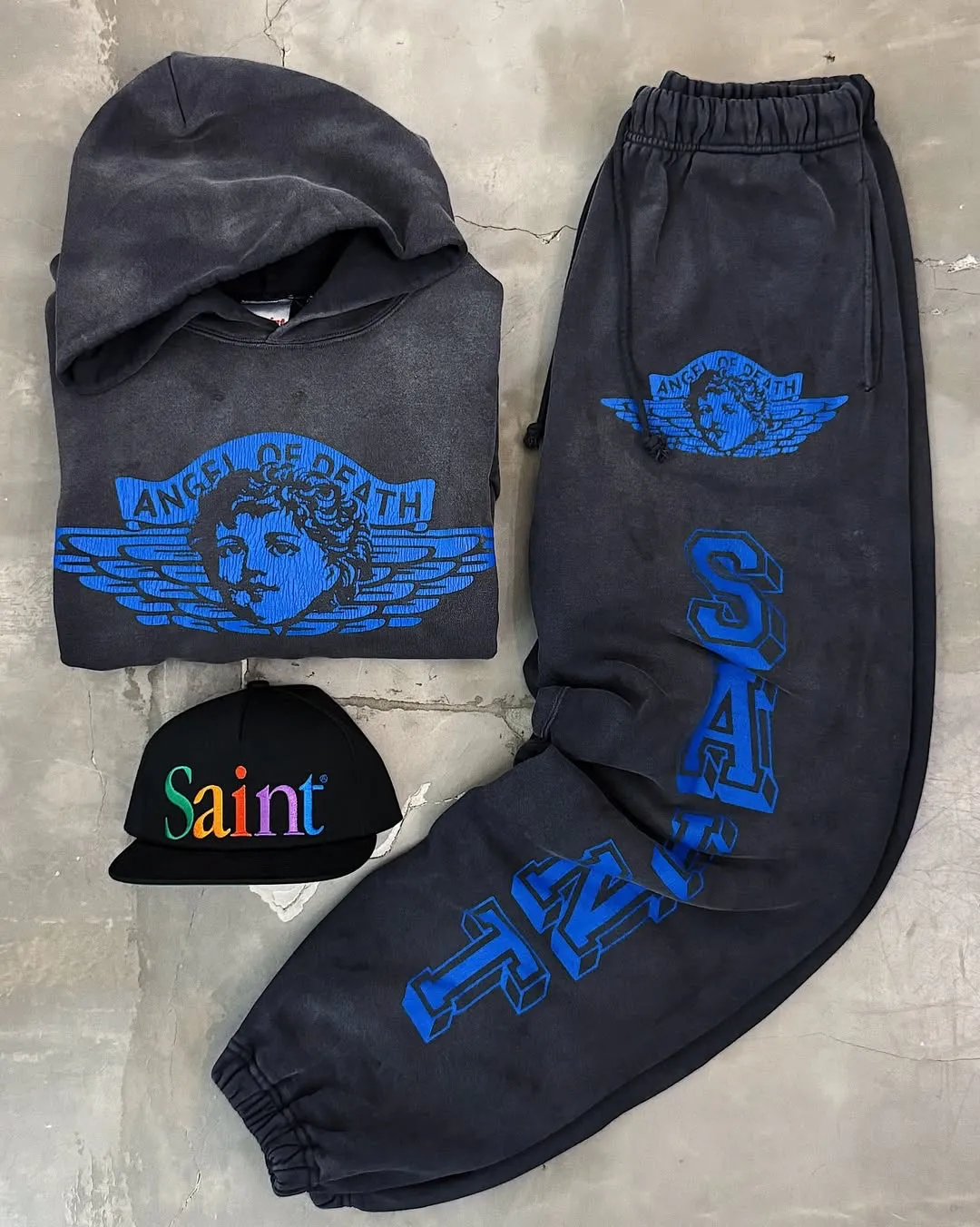 SAINT Mxxxxxx SWEAT PANTS/ANGEL/BLK Blue Angel Reborn Sweatpants Washed black S-XL Assute dyeing Sprayed on the whole piece to fade Wormhole destruction treatment Heavy fermentation washing to create NEW VINTAGE texture Factory four-needle and six-thread workmanship No bone seams More comfortable to wear Genuine grade crack printing/correct accessories